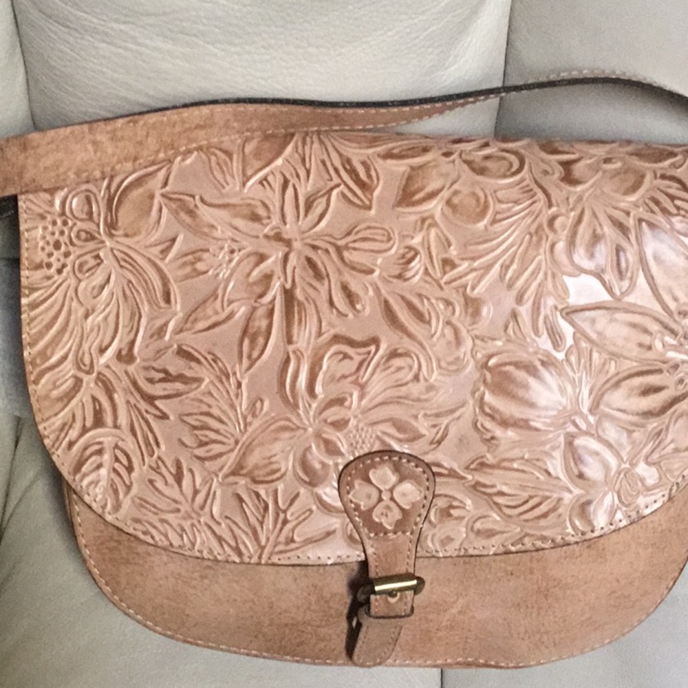 Gorgeous Italian leather Patricia Nash saddle bag